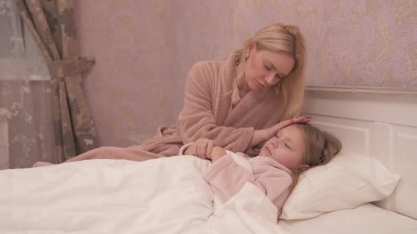Une Fille Une Femme Robe Sont Couchées Lit Dans Chambre — Video