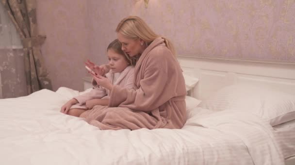 Eine Frau Und Ein Mädchen Kleidern Sitzen Auf Dem Bett — Stockvideo