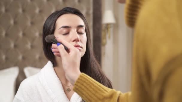Zbliżenie Twarzy Młodej Brunetki Która Zrobiła Sobie Makijaż Dłoń Kobiety — Wideo stockowe