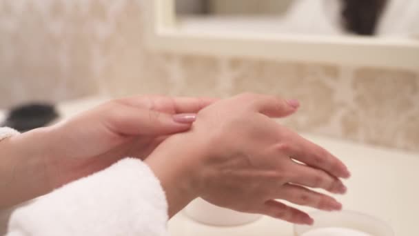 Κοντινό Πλάνο Γυναικείων Χεριών Κρέμα Μανικιούρ Ομαλές Κινήσεις Απλώνουν Την — Αρχείο Βίντεο