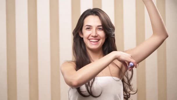 Uma Jovem Morena Adorável Com Navalha Mão Sorrindo Imitando Raspando — Vídeo de Stock