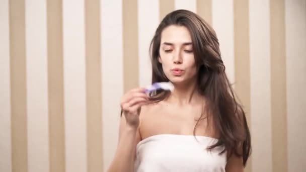 Pretty Brown Haired Woman Rolled White Towel Holds Razor Right — Video Stock