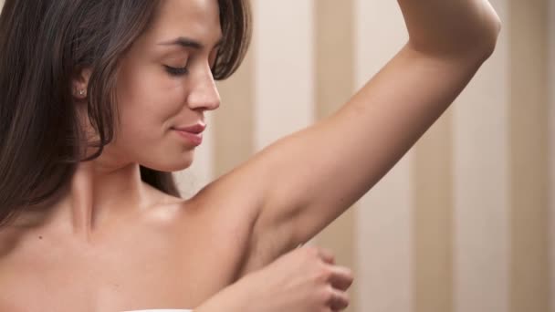 Close Pretty Brunette Shaving Her Right Armpit She Makes Few — Stok Video