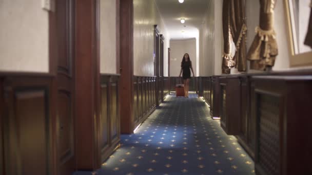 Shot Empty Hotel Corridor Brunette Woman Trolley Case Entering Corridor — Wideo stockowe