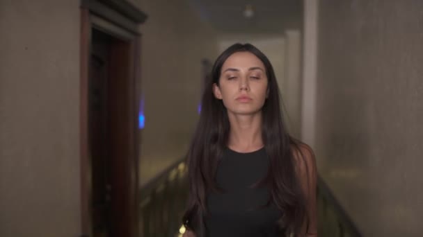Close Young Brunette Woman Walking Slowly Hotel Corridor She Looking — Stock videók