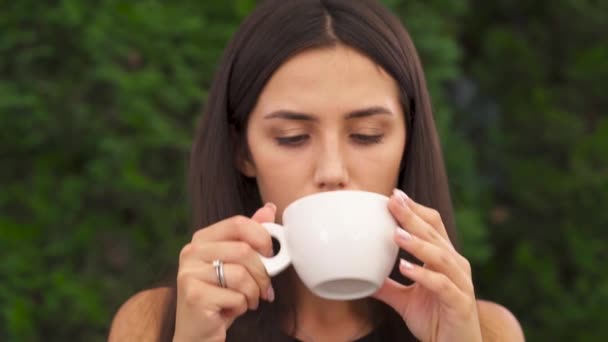 Een Vooraanzicht Van Een Jonge Brunette Die Buiten Koffie Drinkt — Stockvideo