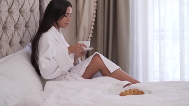 Close Uma Jovem Morena Vestido Branco Bebendo Café Chá Sua — Vídeo de Stock