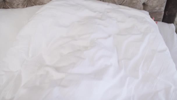 Вид Сверху Женские Руки Держащие Белое Одеяло Одеяло Снимается Медленно — стоковое видео