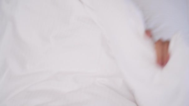 Вид Сверху Лицо Юной Брюнетки Выглядывающей Одеяла Улыбается Смотрит Камеру — стоковое видео