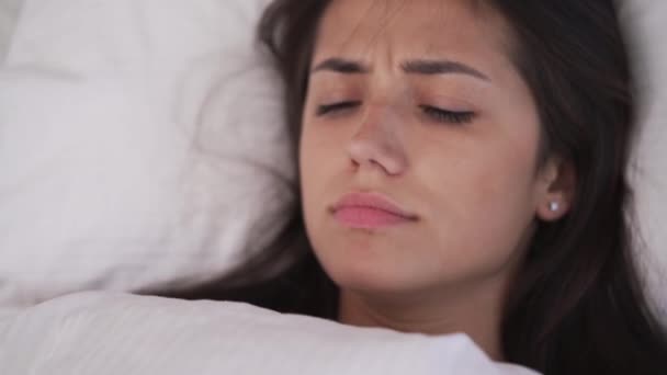 Primer Plano Cara Joven Morena Descansando Sobre Almohada Ella Está — Vídeos de Stock