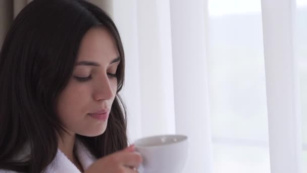 Πρόσωπο Της Μπρουνέτ Στο Προφίλ Πίνοντας Τσάι Καφέ Στέκεται Δίπλα — Αρχείο Βίντεο