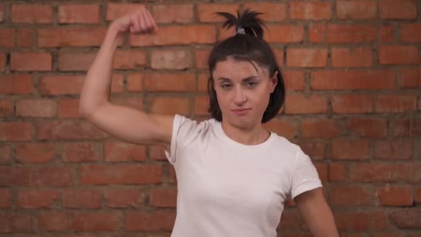 Молодая Женщина Татуировкой Фоне Кирпичной Стены — стоковое видео