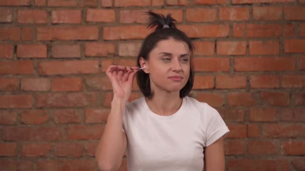 Närbild Rolig Flicka Vit Shirt Isolerad Mot Tegelvägg Bakgrund Ung — Stockvideo