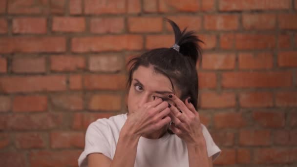 배경에 고립된 소녀가서 그녀의 콘택트렌즈를 제거하는 — 비디오