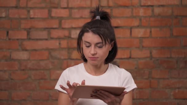Een Jong Meisje Shock Tijdens Het Gebruik Van Tablet Apparaat — Stockvideo