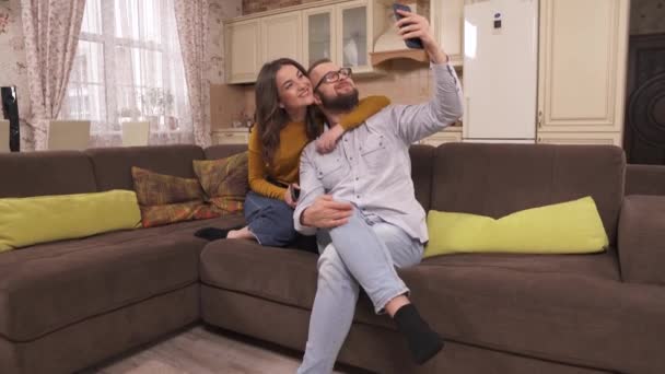 Ett Ungt Par Sitter Hörnsoffan Och Gör Selfie Vänder Sig — Stockvideo