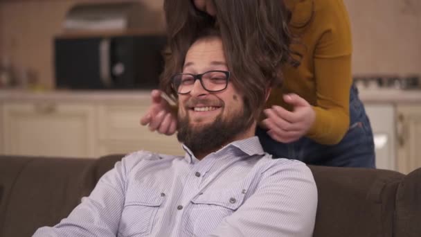 Pohovce Sedí Vousatý Muž Brýlích Nějaká Brunetka Ním Položí Pramen — Stock video