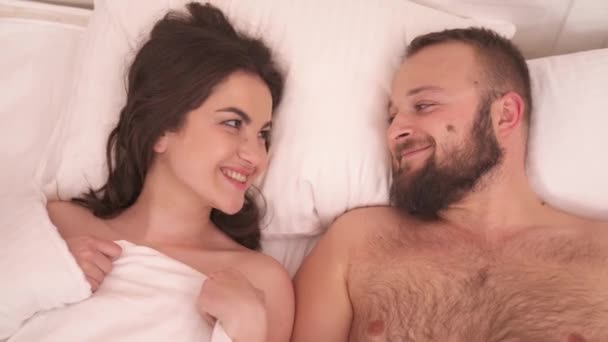 Yatağın Üzerindeki Beyaz Battaniyenin Yakın Çekim Üst Görüntüsü Çekiliyor Sakallı — Stok video
