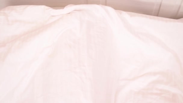 Верхний Вид Белое Одеяло Кровати Увезли Красивая Брюнетка Бородатый Мужчина — стоковое видео