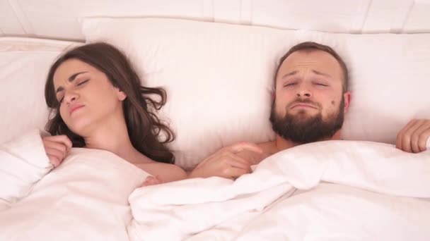 ベッドの上から見た白い毛布とベッドの上に寝そべっている髭の男とのかなりのブルネット かれらは 真理を 嘘であると言い — ストック動画