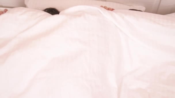 Вид Сверху Белое Одеяло Кровати Держась Руки Красивая Брюнетка Бородатый — стоковое видео