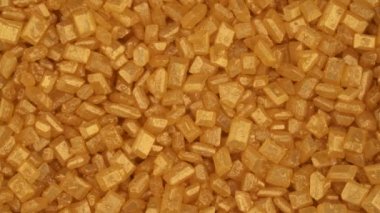 Dönen kristaller şeklindeki altın çubukların makro atışları.