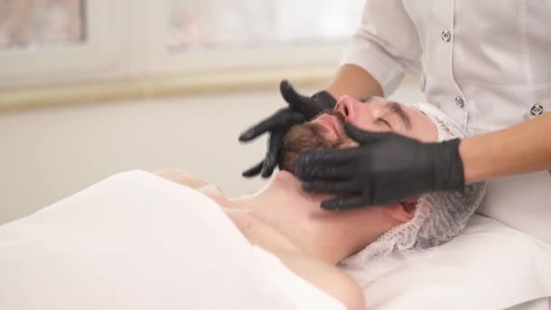 Closeup Side View Woman Hands Black Gloves Massaging Man Eyebrow — Vídeo de Stock