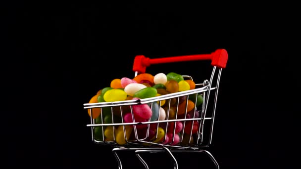 Macro Shooting Supermarket Trolley Filled Vivid Jelly Candy Beans Rotating — Vídeos de Stock