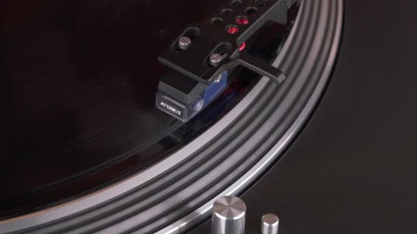 Close Turntable Tone Arm Rotating Vinyl Playing Song Retro Gramophone — 图库视频影像