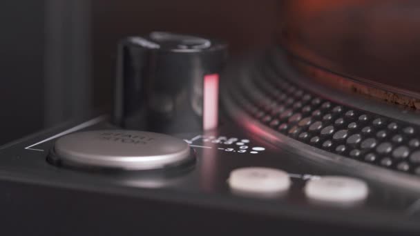 一个Lp唱片播放器的特写镜头 手指按下启动按钮 盘面开始转动 — 图库视频影像
