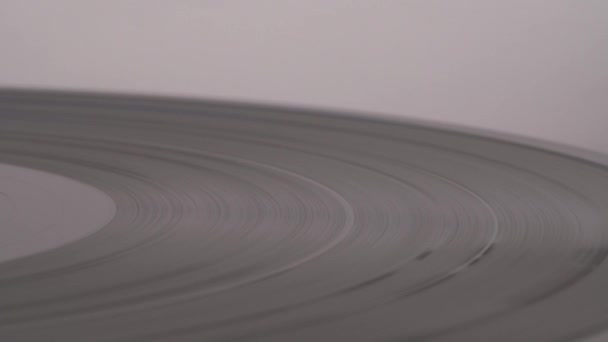 Lpターンテーブル上で回転するブラックレコードのクローズアップ — ストック動画