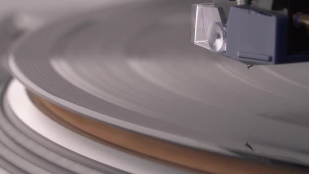 Macro Shooting Coil Cartridge Lifting Vinyl Record Rotating Turntable — Stok video