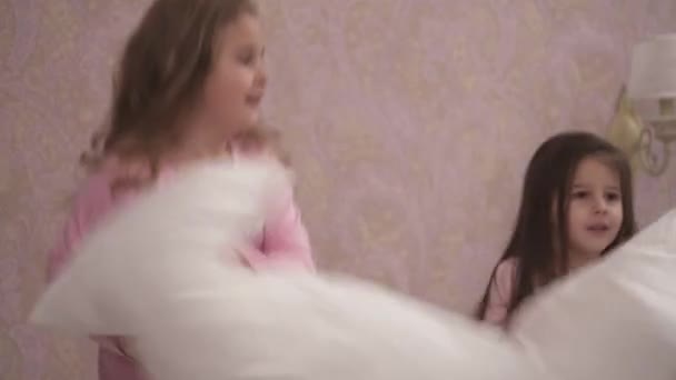 Kleine Mädchen Springen Auf Dem Bett Mit Kissen Den Händen — Stockvideo