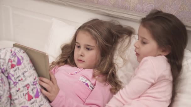 Vista Cerca Niños Adorables Acostados Cama Usando Tableta — Vídeo de stock
