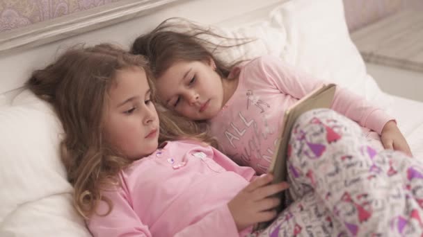 Two Little Girls Using Tablet Bed Sleeping — Video Stock