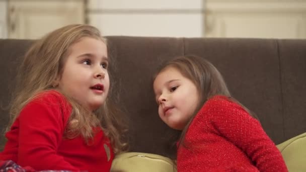Nahaufnahme Von Entzückenden Kleinen Mädchen Die Hause Auf Dem Sofa — Stockvideo