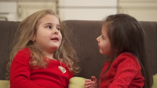 Niedliche Kleine Mädchen Sitzen Auf Dem Sofa Und Reden — Stockvideo