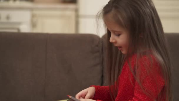 Маленькие Девочки Играют Цветными Карандашами Кладут Диван — стоковое видео