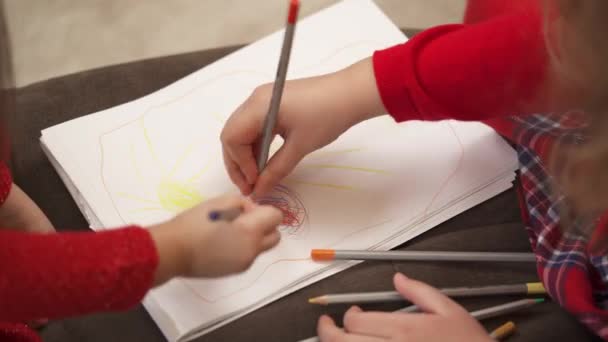 Close Crianças Mãos Desenhando Sobre Papel Com Lápis Coloridos — Vídeo de Stock