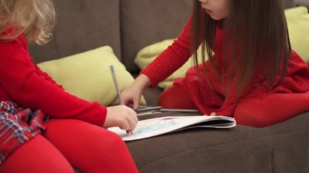 Meninas Pré Escolares Desenhar Quadro Com Lápis Sofá — Vídeo de Stock