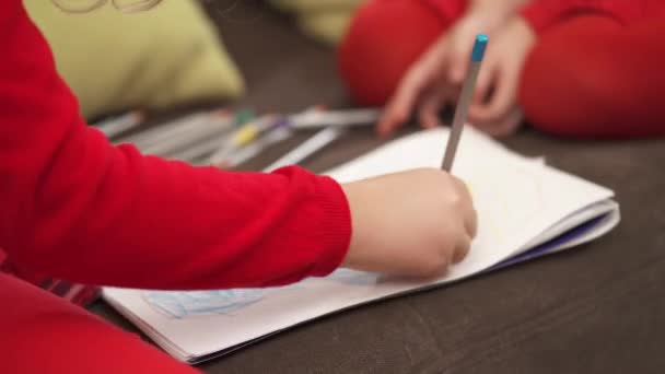 Closeup Childrens Hands Blue Pencil Girl Draws Colored Pencil Paper — ストック動画