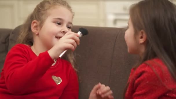 Two Sweet Little Girls Playing Makeup Brush Tickling Each Other — Vídeo de Stock