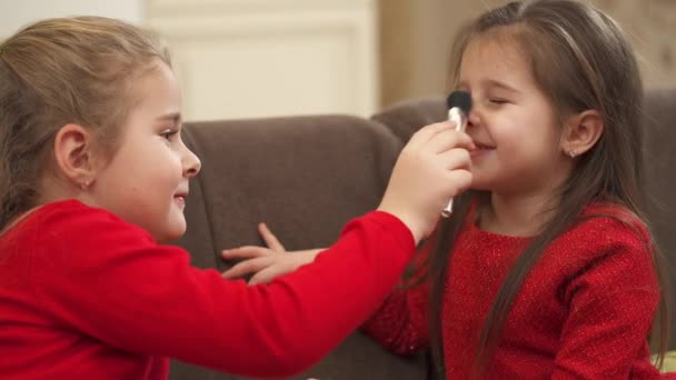 Menina Brincando Com Uma Escova Maquiagem Fazendo Cócegas Nariz Seus — Vídeo de Stock