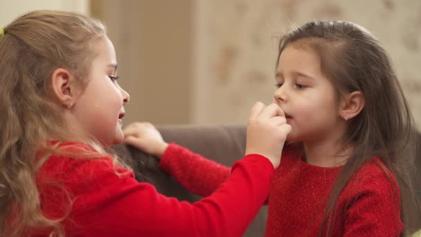 Niedliche Kleine Mädchen Haben Spaß Hause Und Spielen Mit Einem — Stockvideo