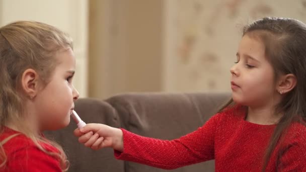 Kleines Mädchen Spielt Mit Lippenstift Und Trägt Auf Ihren Freund — Stockvideo