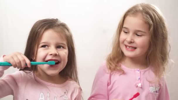 Två Roliga Små Flickor Som Rengör Tänderna Med Tandborste Badrummet — Stockvideo