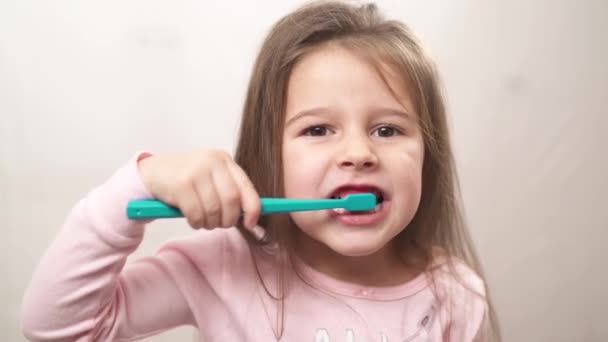 Little Cute Girl Pink Pajamas Diligently Brushes Her Teeth Green — Stockvideo