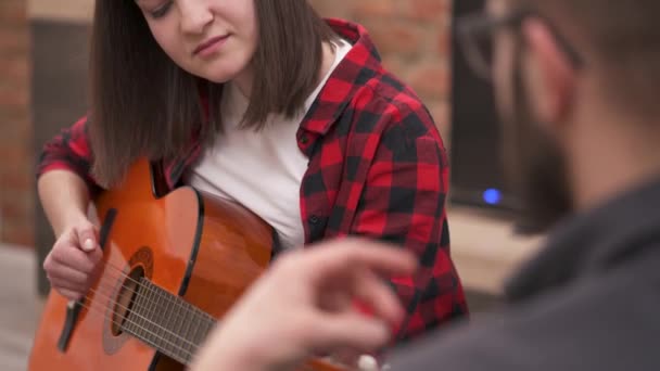Tânăra Cântă Chitară Acustică Iar Bărbatul Uită Își Fixează Degetele — Videoclip de stoc