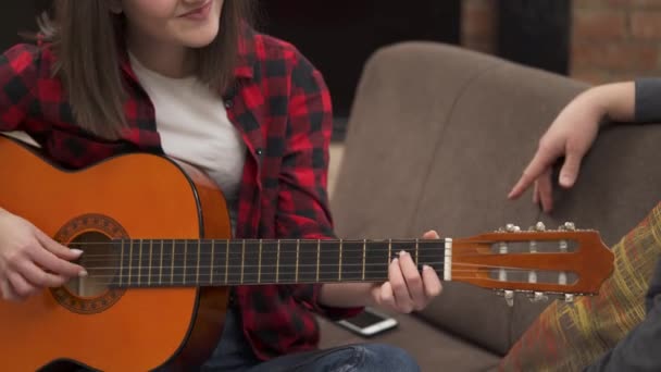 Close Widok Młodej Szczęśliwej Dziewczyny Grającej Gitarze Akustycznej Uśmiechając Się — Wideo stockowe