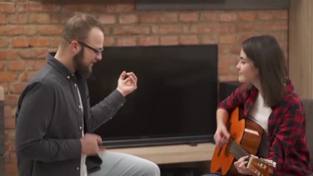 Young Couple Singing Having Fun Together Beautiful Girl Plays Acoustic — Stok video